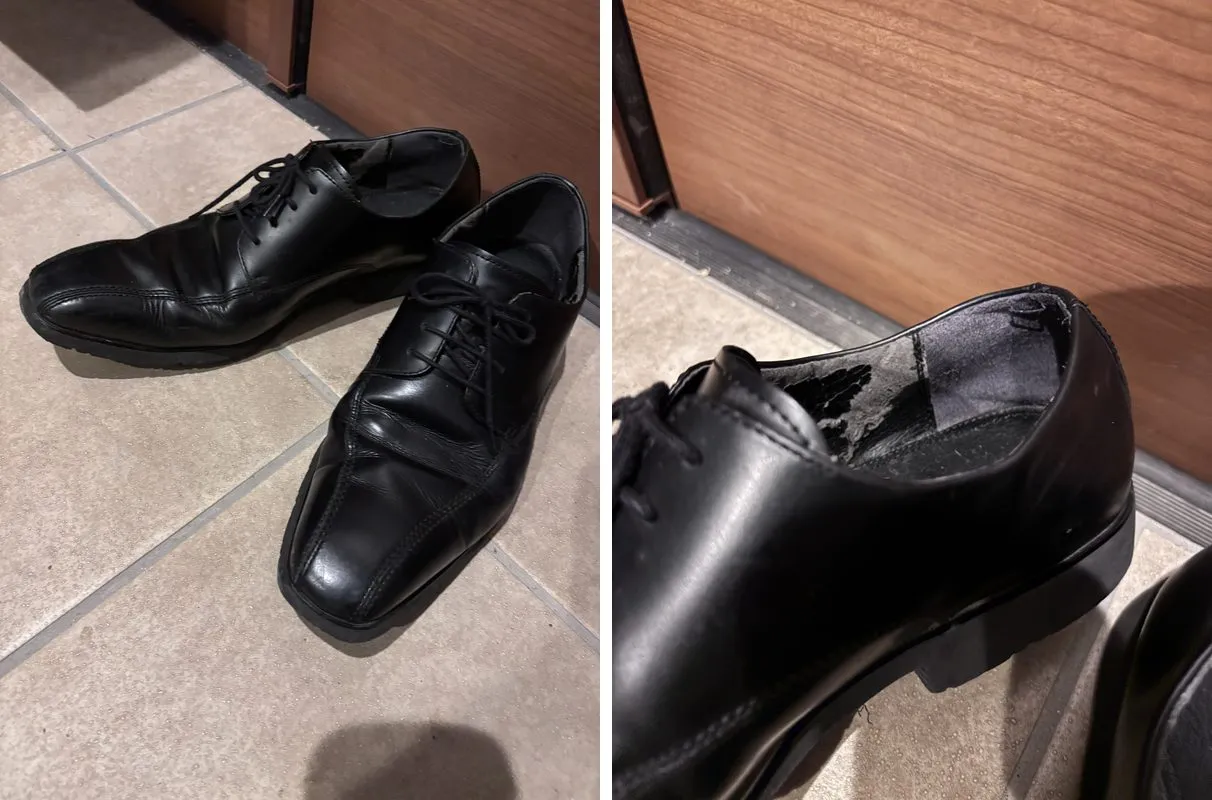 学会に履いていった黒のビジネスシューズ。左は全体、右はかかと。かかとの内側の生地がすり切れてはがれている
